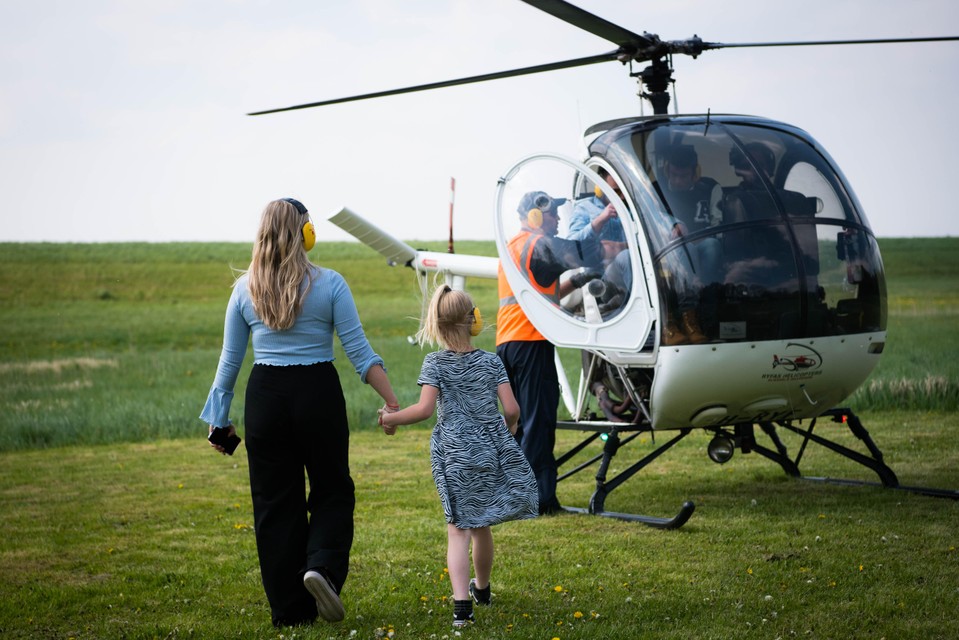 Samen met oudste zus Nané in de helikopter.