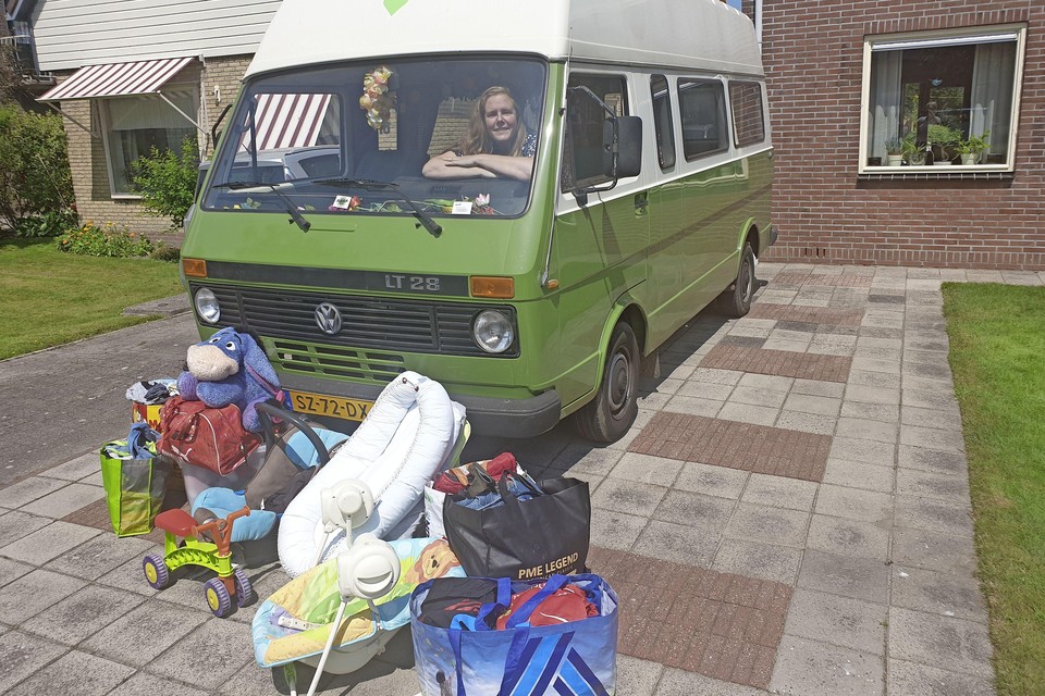 Helma Hogervorst in haar Volkswagen-bus met de spullen voor gedupeerden van de watersnood in Limburg.