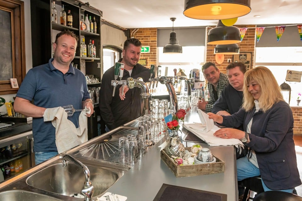 Nieuwe en oude eigenaren in De Delft. Aan de bar zit van links naar rechts, Sander, Renzo en Brenda.