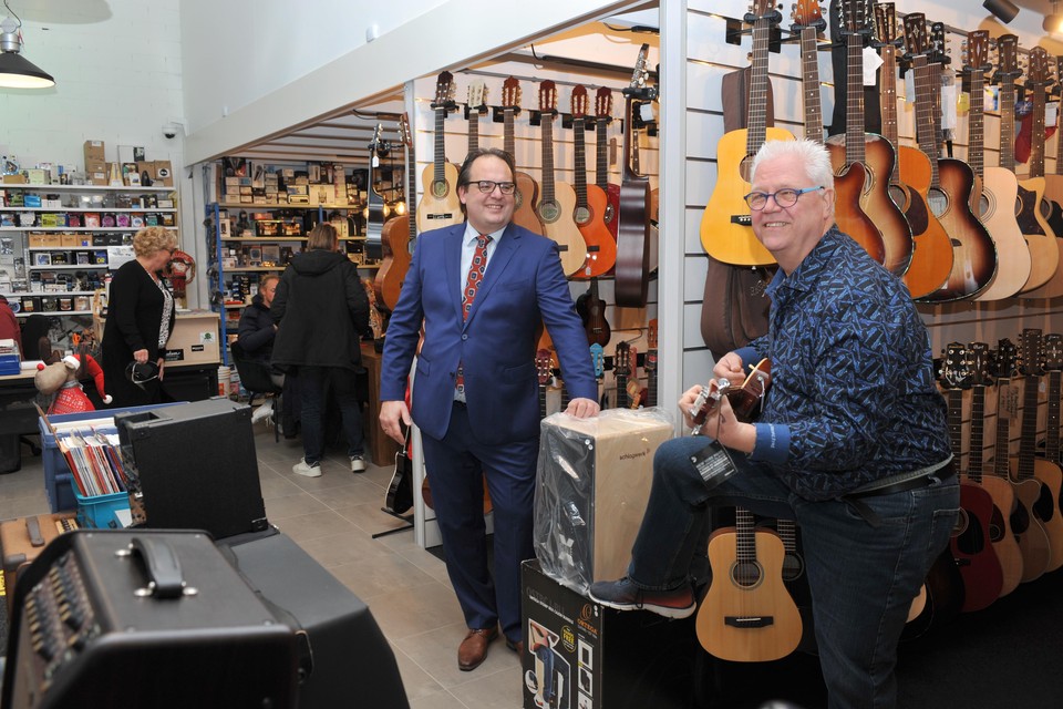 Wethouder Serge Ferraro neemt een kijkje in de nieuwe muziekwinkel van Paul Timmer.