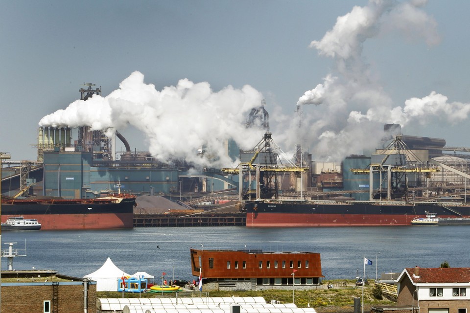 Tata Steel, met vlak daarachter Wijk aan Zee. Tweehonderd woningen erbij zorgt voor meer mensen de milieu-overlast ervaren, betogen het staalbedrijf en staalslakverwerker Harsco.