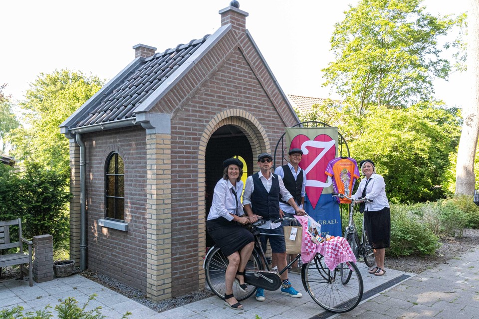 De organisatie van de pinksterpelgrimage bij de kapel in Hoogwoud: Vlnr. Anja Braas, Tim de Haan, Ruud Limmen en Liesbeth van Gool.