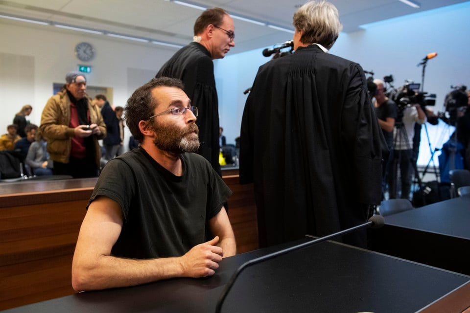 Activist Rogier Meijerink nam in de Haarlemse rechtbank de honneurs waar voor ondergedoken advocaat Emil Tamas.