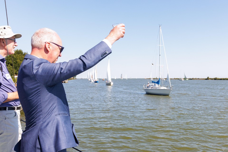 Burgemeester Eduard van Zuijlen groet de schepen tijdens de vlootschouw.