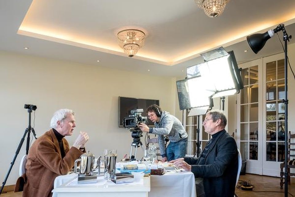 De eerste opname van de documentaire over Adriaan van Dis (links), waarin hij in gesprek is met filmmaker Hans van Marwijk, vond plaats in Huize Glory.