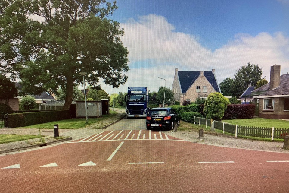 De bocht Dorspweg/Julianaweg in Hensbroek wordt verbeterd.