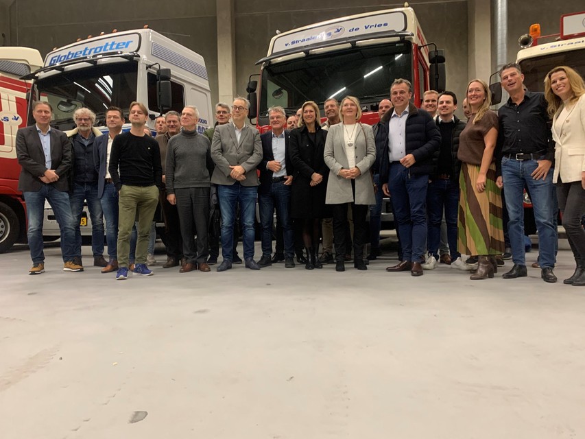 West-Friese ondernemers en VVD-ers met minister Mark Harbers bijeen in de hal van transportreus Van Straalen De Vries in Zwaag.