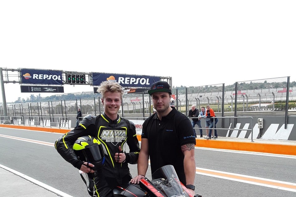 Motorcoureur Guus Boes en zijn trainer Tristan Lentink in Valencia.