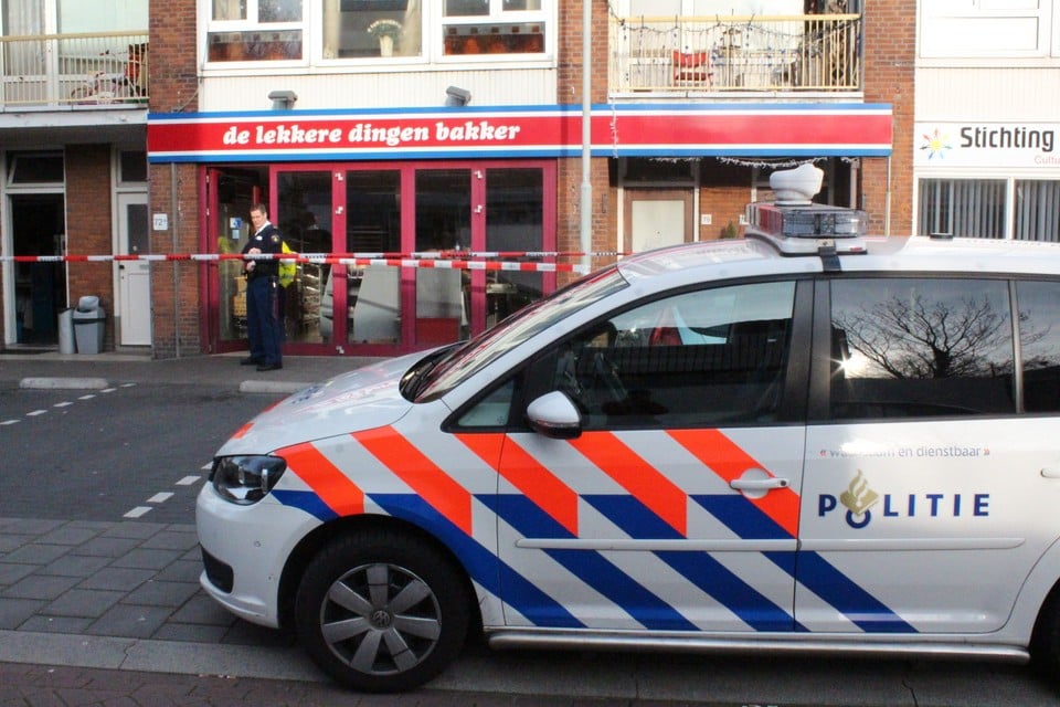 Gewapende overval bij De Lekkere Dingen Bakker in Zaandam. Foto DNP.nu/Lorenzo Derksen