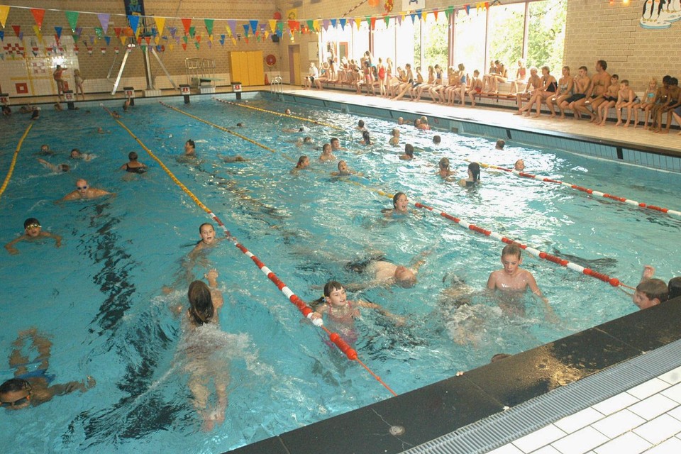 Drukte van weleer in zwembad De Kloet in Grootebroek. Het bad is in 1972 geopend.