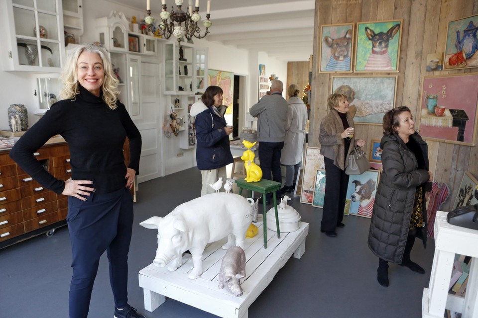 Pietra Piet tijdens het Landelijk Atelierweekend in haar nieuwe Bussumse atelier vol ’kunst waar je blij van wordt’.