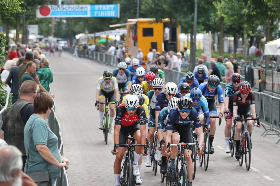 Tijdens zijn tweede koers zou Sjors Dekker (links vooraan in het rood en zwart) zichzelf opvolgen als winnaar van de Ronde van Beverwijk.