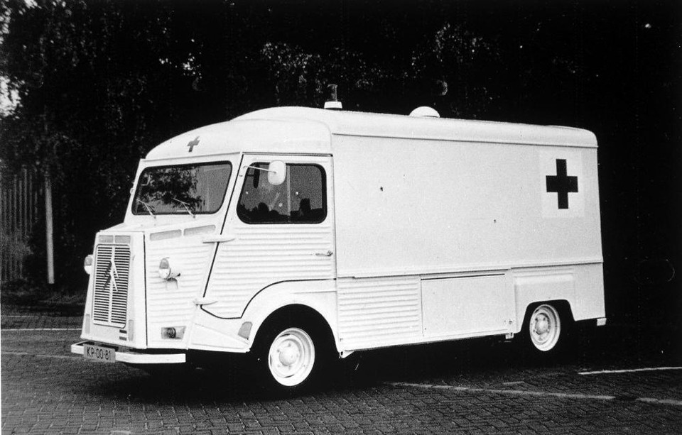 De ambulance model ’patatwagen’, ging niet harder dan 90 km/u. Met de choke uit 95.
