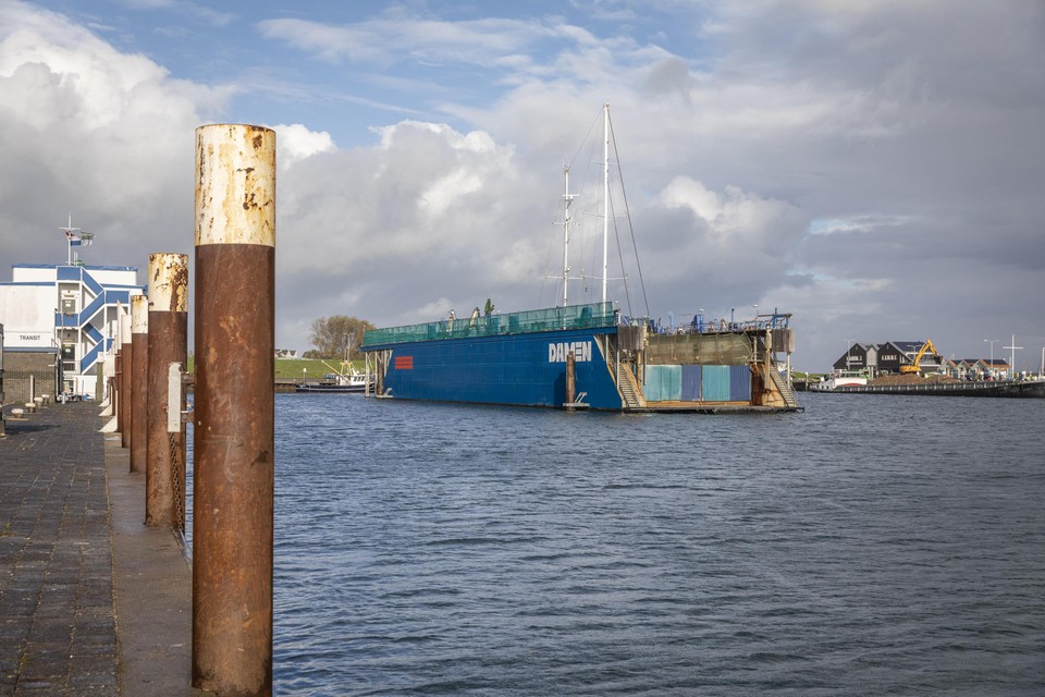 Het scheepsdok van Damen in de haven van Oudeschild.