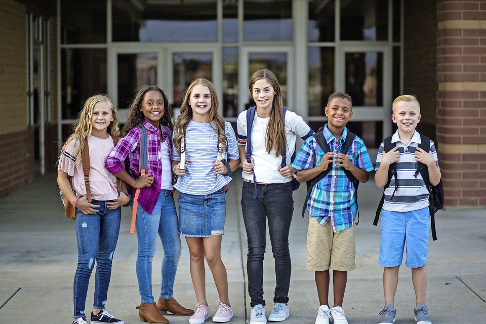 Kinderen die naar de middelbare school gaan kunnen een rugtas met schoolspullen krijgen via Puur For Kids.