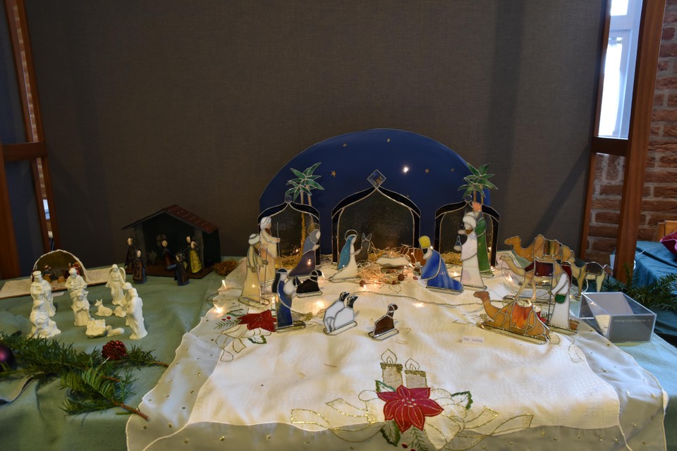 De glas-in-lood-kerststal is van Ivan Schriek uit Grootebroek.