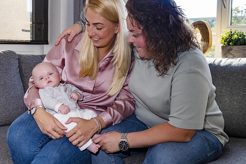 Dyonne (links) en Melissa zijn dolgelukkig met hun zoontje Quinn.