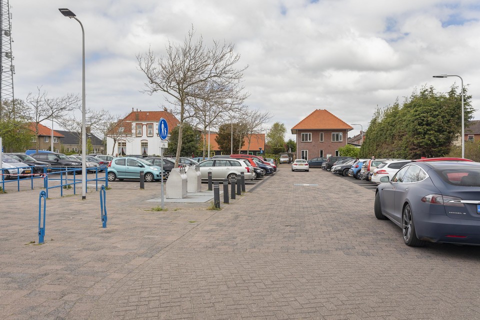 De toegenomen drukte op Texel is ook af te meten aan overvolle parkeerplaatsen, zoals hier in Den Burg.