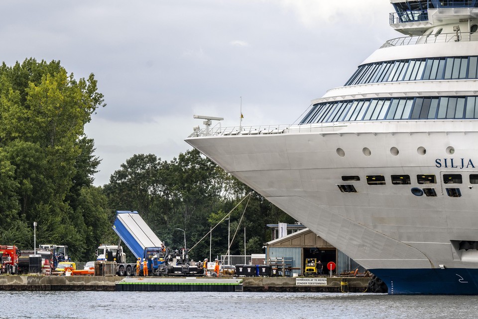 De MS Silja Europa ligt sinds woensdagmorgen afgemeerd bij de VOB-kade.