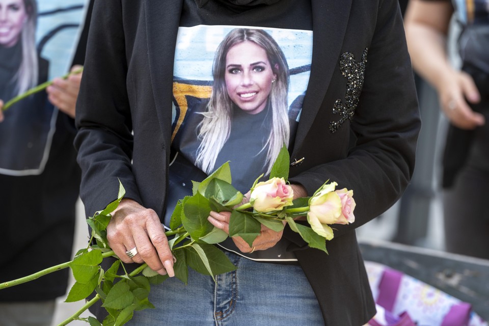 Vrienden en buurtbewoners hielden vorig jaar een stille tocht voor de 27-jarige Ayla Mintjes. Zij overleed nadat zij was beschoten in de Maassluisstraat in Amsterdam. De daders hadden het vermoedelijk op haar vriend, Anis B., gemunt.