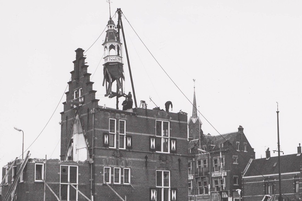 De toren van het Havenkantoor gaat op weg naar Castricum.