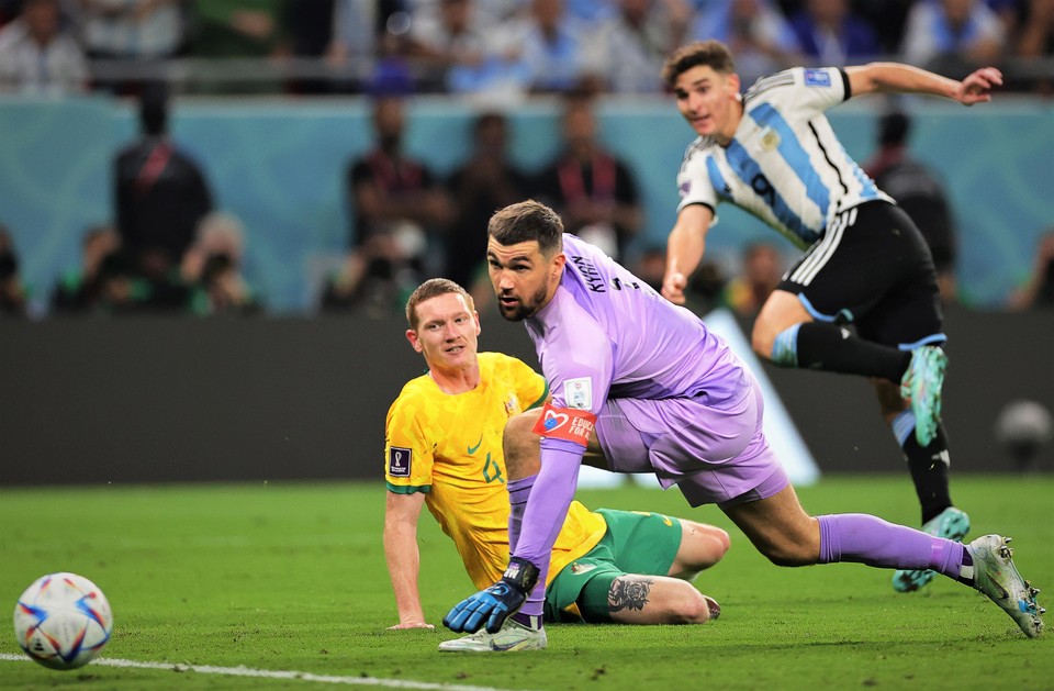 Matthew Ryan heeft het nakijken in de wedstrijd tegen Argentinië in de achtste finale van het WK. Julian Alvarez scoort.