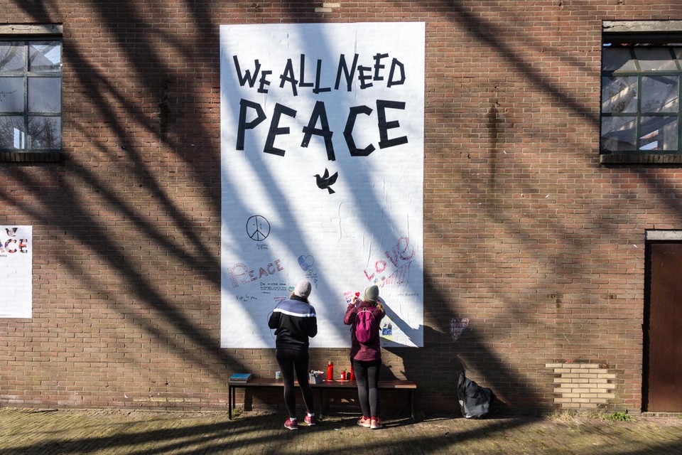 Arja Helmig (links) en Maja Delint laten een boodschap achter op de ’Oekaïne-memorial’.