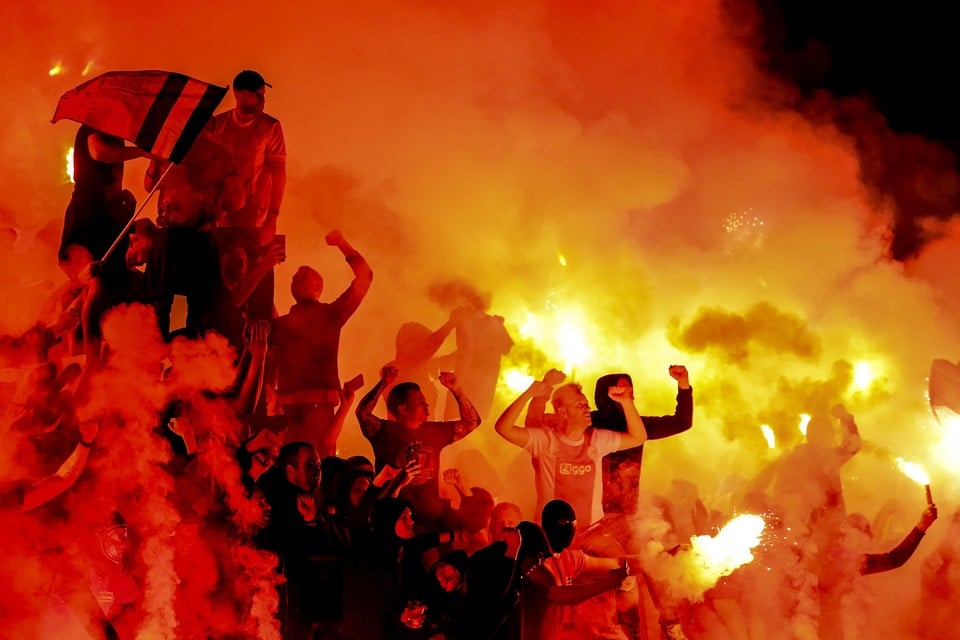 Ajax supporters tijdens de wedstrijd tegen sc Heerenveen.