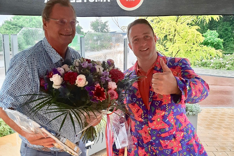 Piet Karsten kocht bij de afgelopen veiling op het terras van De Roode Leeuw in Venhuizen een grote bos bloemen met Staatslot van DA Graaf welke werd uitgereikt door voorzitter Arjan Boon.