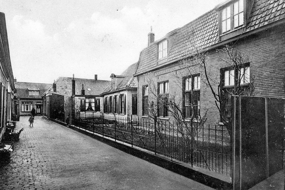 Rechts het armenhuis in de Tuinstraat no. 2 (in 1915 hernoemd in Breedwarsstraat).