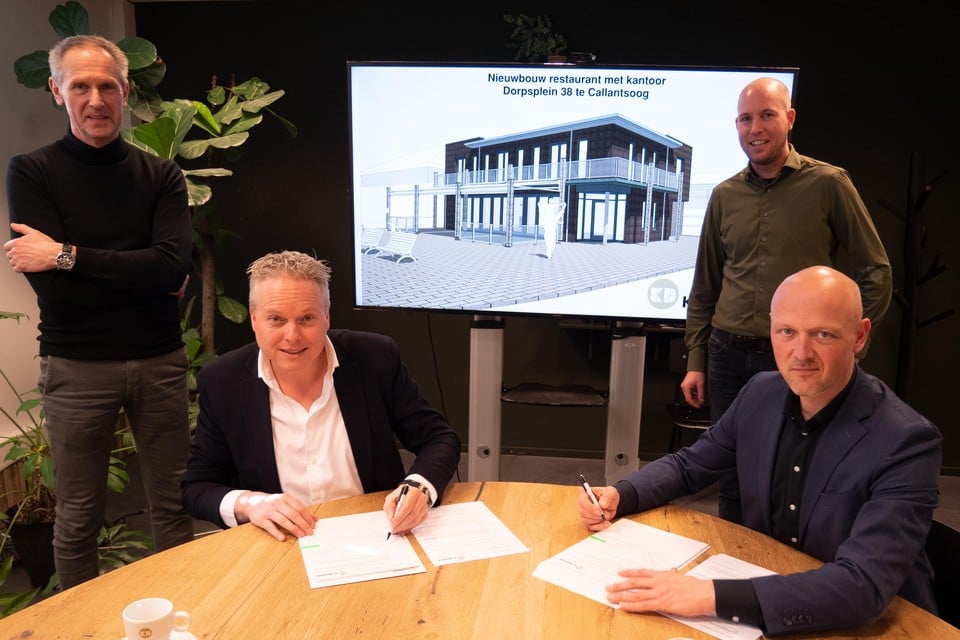 Jaap van Vuure (zittend links) met Klaas Jan Dekker, Rick Zutt en Arjen Bos van bouwbedrijf K. Dekker.