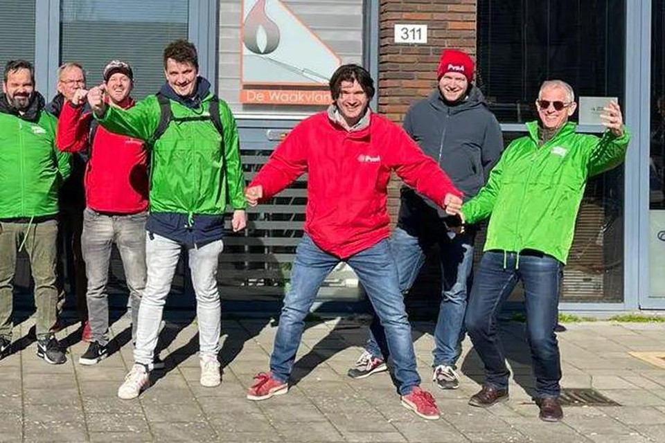 Maarten Wiedemeijer (met rode muts) is lid geworden van GroenLinks. Jasper Drost (met duim omhoog) weet nog niet of hij ook bij de PvdA gaat.
