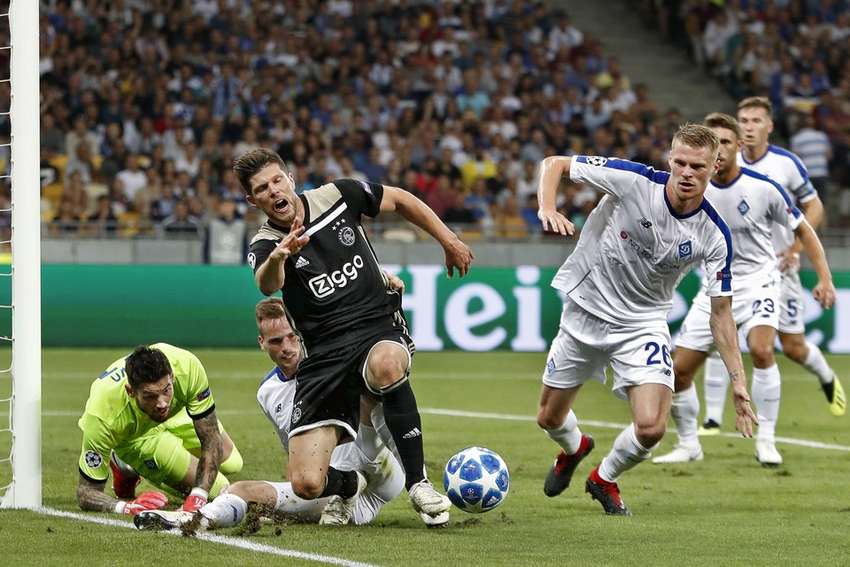 Klaas-Jan Huntelaar wordt getackeld tijdens de wedstrijd van Ajax tegen Dinamo Kiev in de play-off van de Champions League.