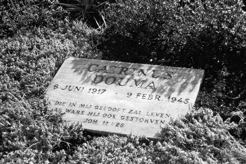 Het graf van Catrinus Douma op Eerebegraafplaats Bloemendaal.