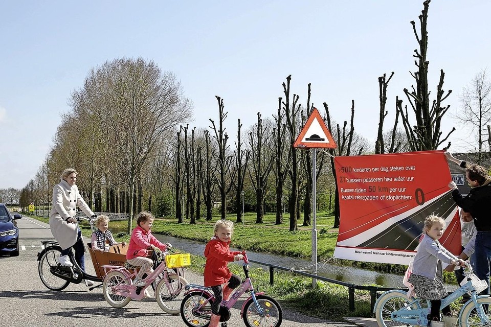 Ouders in de Blaricummermeent voerden in april actie voor veilige oversteekplaatsen.