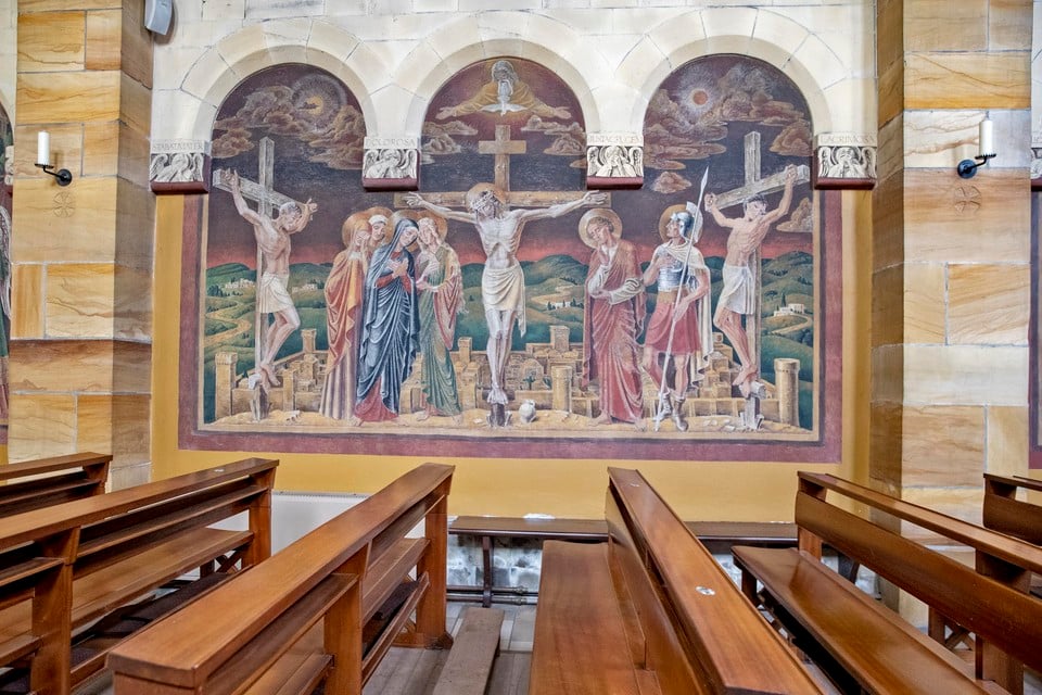 De kruisiging, een van de zes schilderijen van Han Bijvoet.