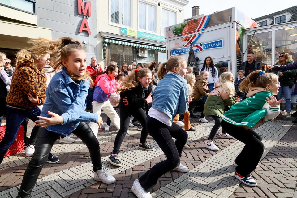 De samen met leerlingen van Dazzling Dance Studios ingestudeerde flashmob is gestart. Helemaal achteraan is nog net PvdA’er Arnold Wegner te zien.