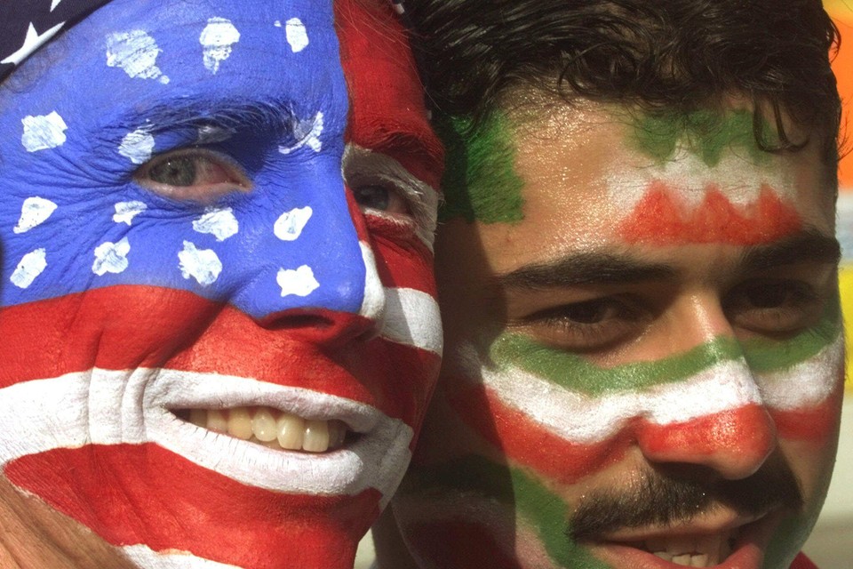 Mike Moscrop en Amir Sieidoust, supporters van de VS en Iran, bij de wedstrijd tussen beide landen op het WK in 1998.