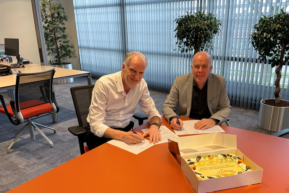 Eens over de verduurzaming: Ab Gieling van de Woonschakel (l) en Ruud Vriend van de firma Zonzo ondertekenen het contract voor het werk aan de huurhuizen.
