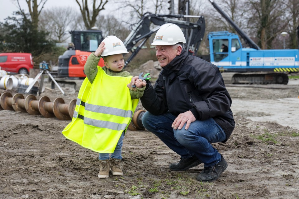 De tweejarige Jonah heeft zijn eigen gereedschap mee en kijkt zijn ogen uit op de bouwplaats.