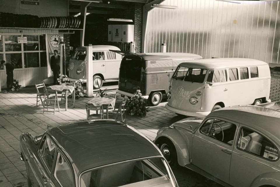 Nostalgie voor autoliefhebbers: de showroom van VW-garage Rood, met kevertjes en diverse bussen.