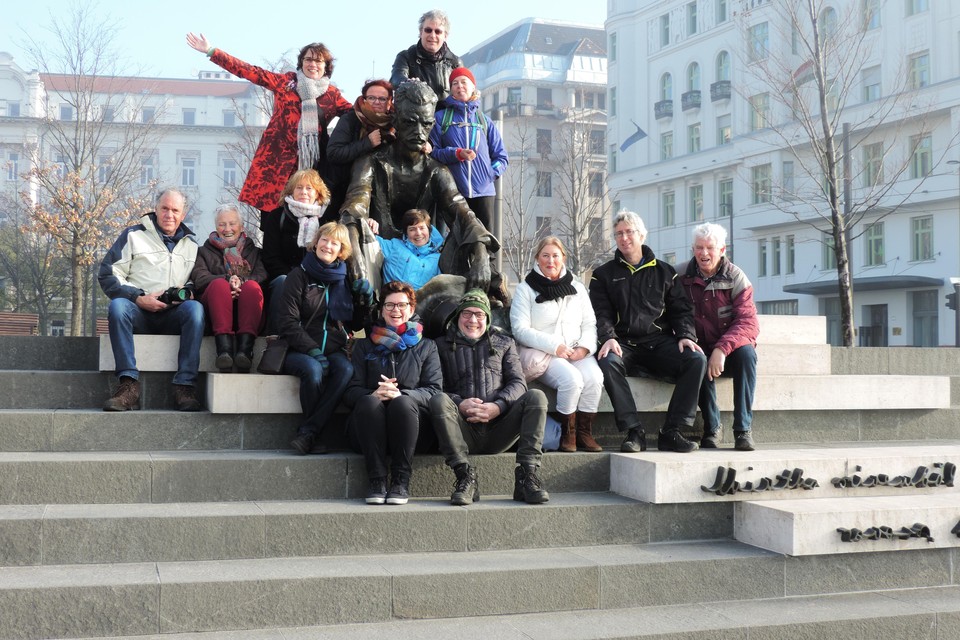 De buurtjes van ’reisleider’ Klaas Brugman (geheel rechts) genietend op de trappen van een van de vele mooie pleinen in Budapest.
