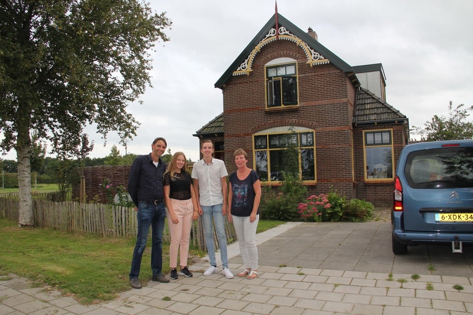 Arnold en Carla, met tussen hen in Esmee en Jurriaan, wonen alweer twee jaar in Westerblokker 24.