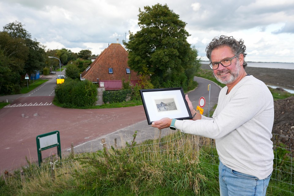 René Moolhuizen met de historische foto, genomen vanaf deze plek.