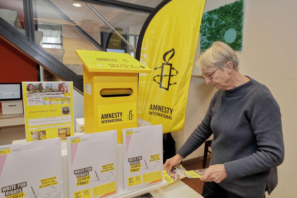 Klazien Hoekinga bij de hoek met materiaal van Amnesty International in de bibliotheek van Schagen. Er staan schrijfpakketten die kunnen worden meegenomen en geschreven brieven en kaarten kunnen in de postbus worden gedaan.