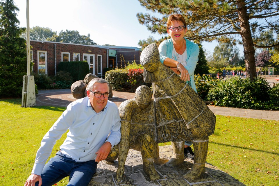Piet Bos in 2018 met collega Ina Hoogland, toen beiden hun veertigjarig jubileum vierden op de Sint Nicolaasschool.