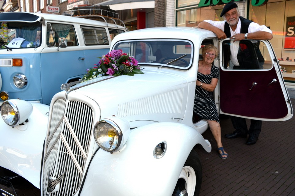 Gerda Nieborg poseert bij de witte Citroën van Bert van der Est. Foto Holland Media combinatie / Monique Bankras