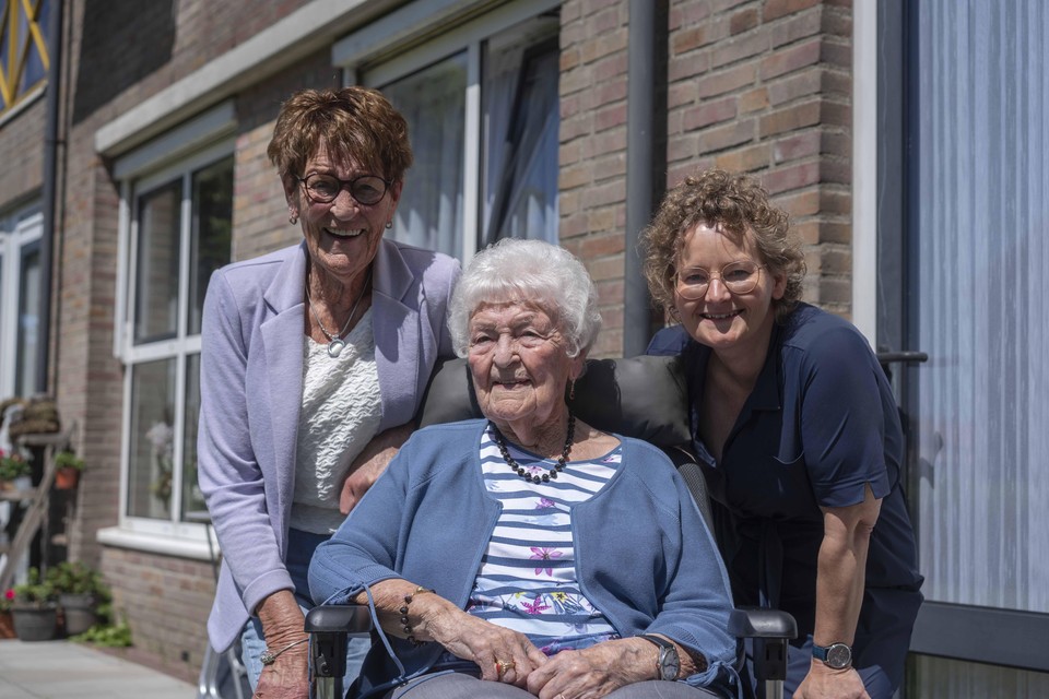 De 102-jarige Toos Doves-Hoogesteger met links haar dochter Sita Lont-Doves en rechts de aangetrouwde kleindochter Wanda Lont-Smit.