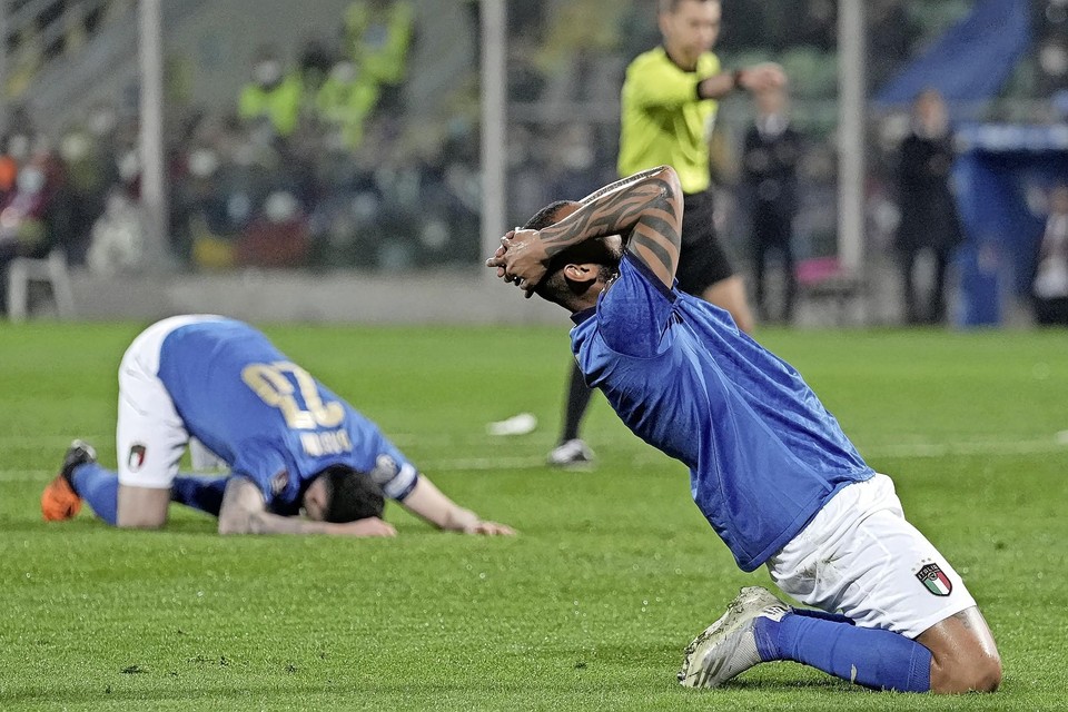 De spelers van Italië storten ter aarde als de scheidsrechter voor het einde fluit en Noord-Macedonië de Azzurri van het WK houdt. Het is de tweede opeenvolgende keer dat Italië ontbreekt.