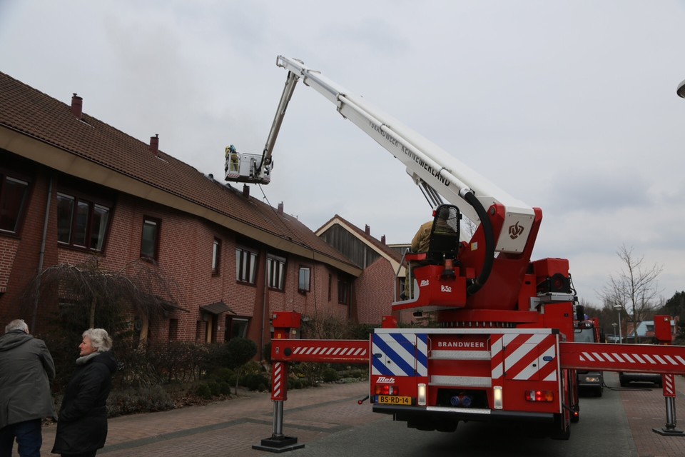 De brandweer heeft een deel van het dak gesloopt om het vuur beter te bestrijden. Foto: Michel van Bergen